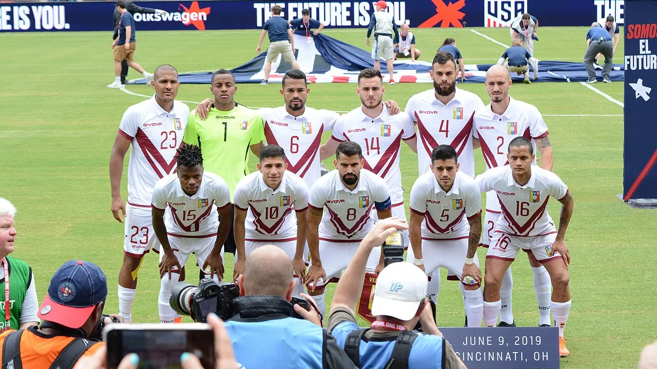 Alineación de la Vinotinto en el césped con la grada repleta al fondo